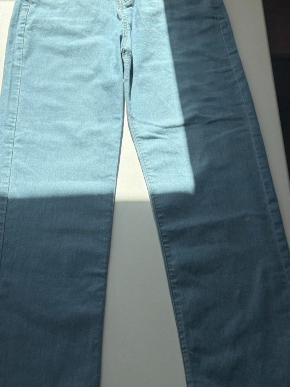 🩵 Beautiful Light Wash Straight Leg Jeans 🩵  !! MSRP of $50!! - Picture 2 of 4